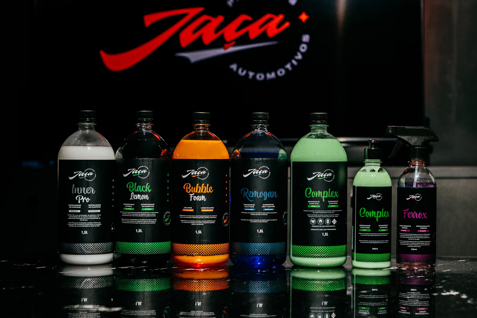 Linha de produtos Jaça 1,5L enfileirada sob o letreiro luminoso da marca